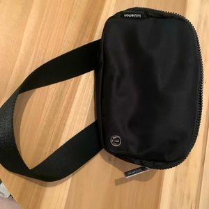 lululemon everywhere belt bag *extended strap*